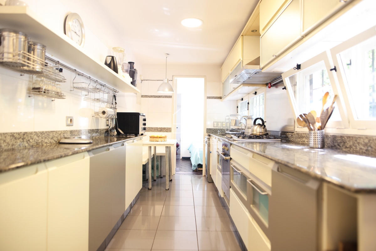 Casa ID.592 - Casa en venta, 4 dormitorios, 500 metros de la playa mansa.