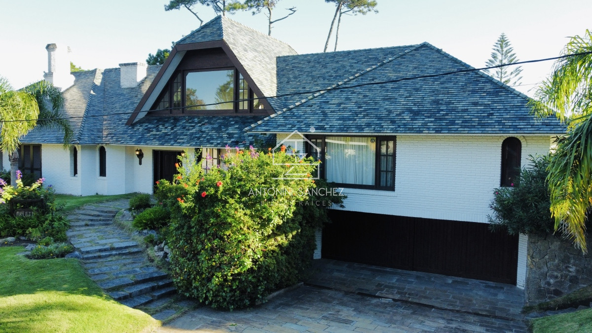 Casa ID.3357 - Casa en venta de 4 dormitorios en Punta del Este