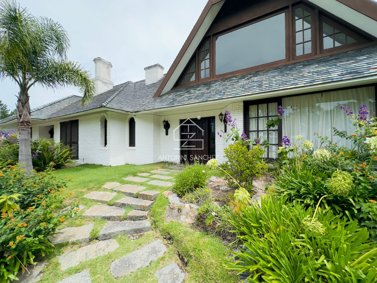 Casa ID.3357 - Casa en venta de 4 dormitorios en Punta del Este