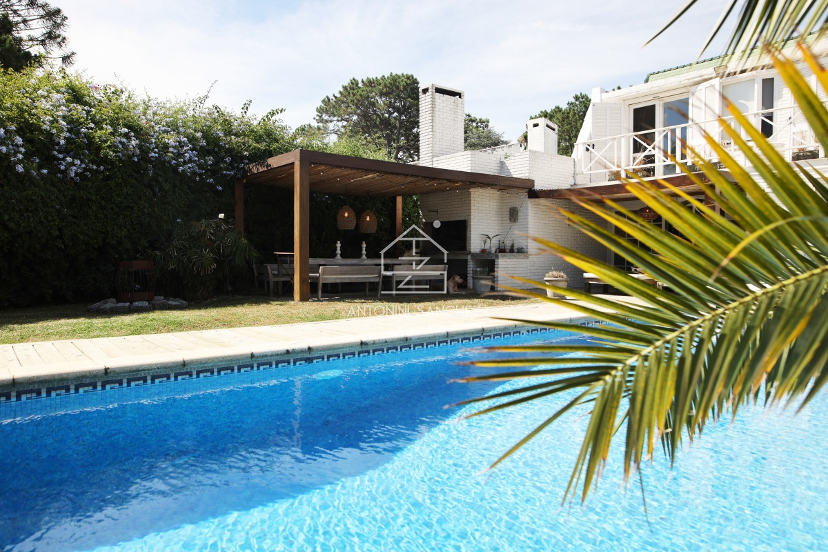 Casa ID.592 - Casa en venta, 4 dormitorios, 500 metros de la playa mansa.