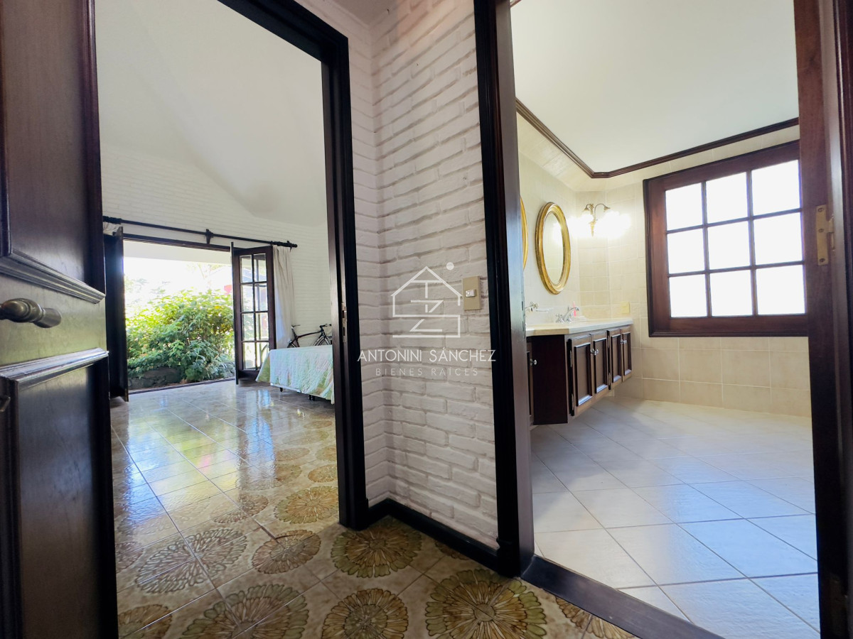 Casa ID.3357 - Casa en venta de 4 dormitorios en Punta del Este