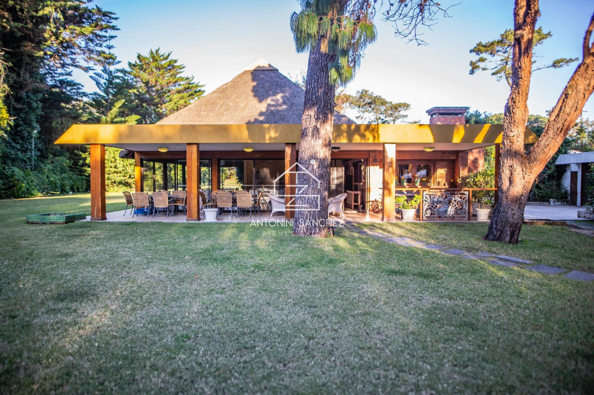 Casa ID.4836 - Casa en venta de 6 dormitorios, playa mansa, Punta del este.