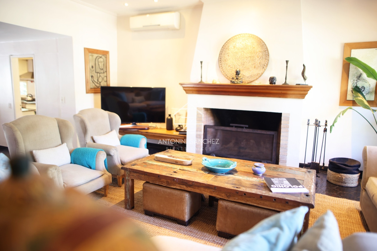 Casa ID.592 - Casa en venta, 4 dormitorios, 500 metros de la playa mansa.