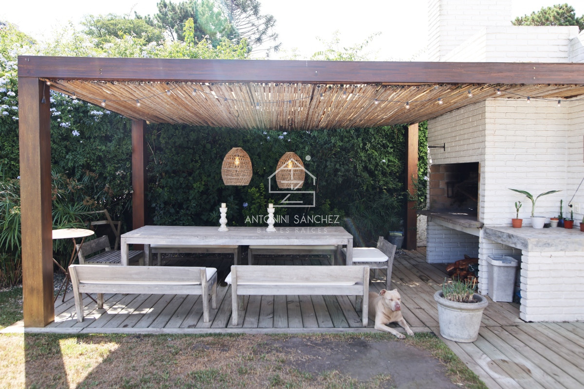 Casa ID.592 - Casa en venta, 4 dormitorios, 500 metros de la playa mansa.