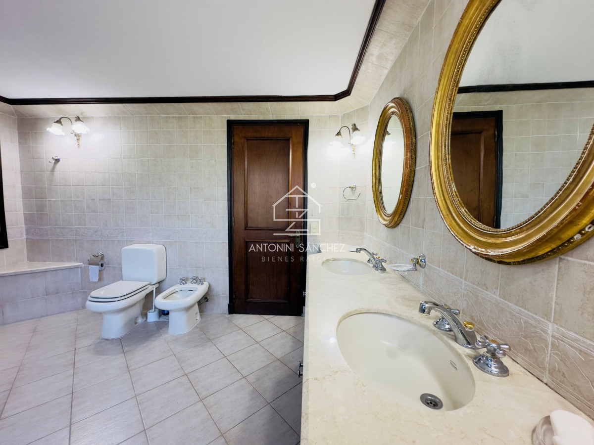 Casa ID.3357 - Casa en venta de 4 dormitorios en Punta del Este