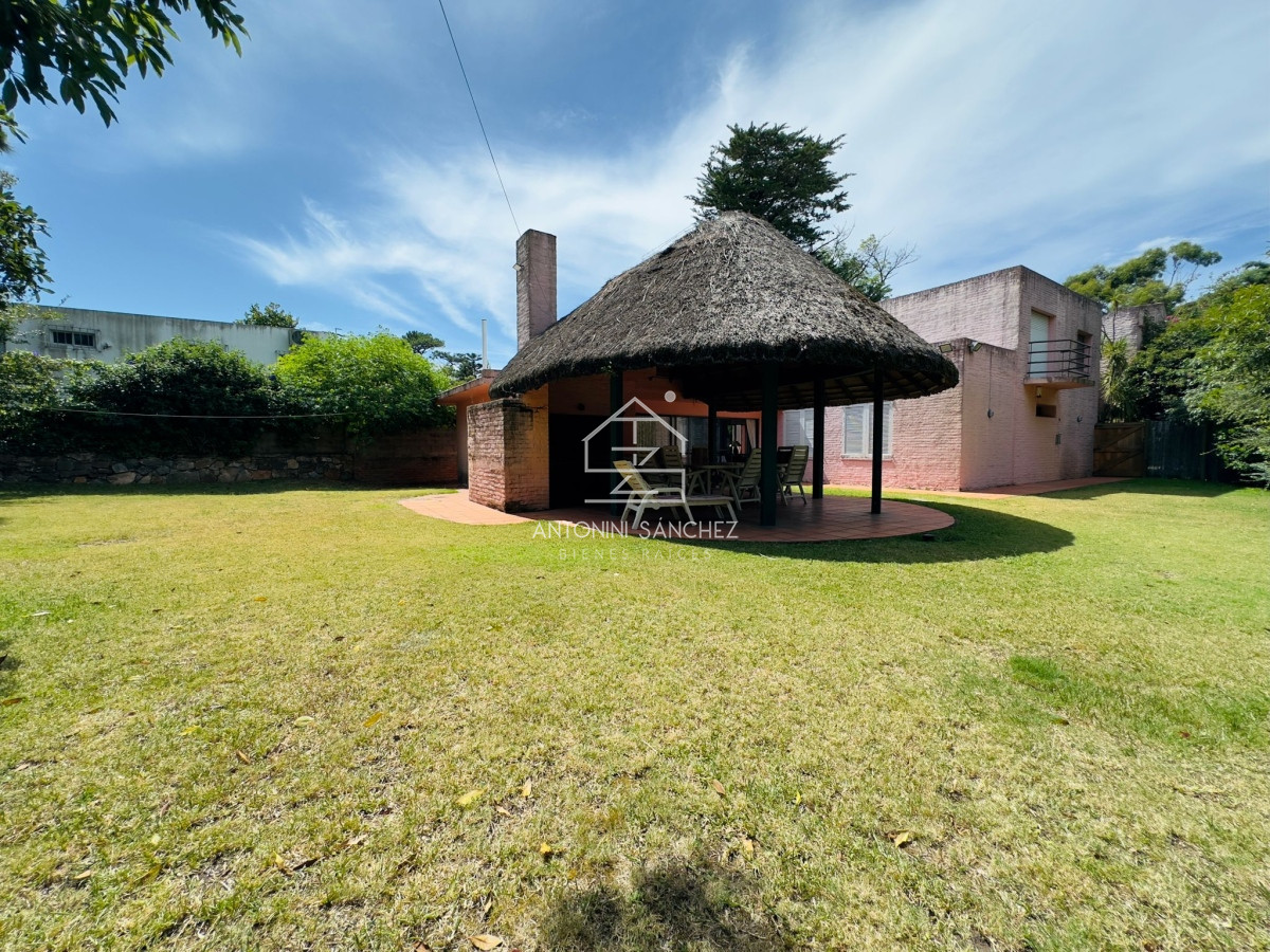 Casa ID.2847 - Casa en Venta y alquiler,  50 metros de la playa.