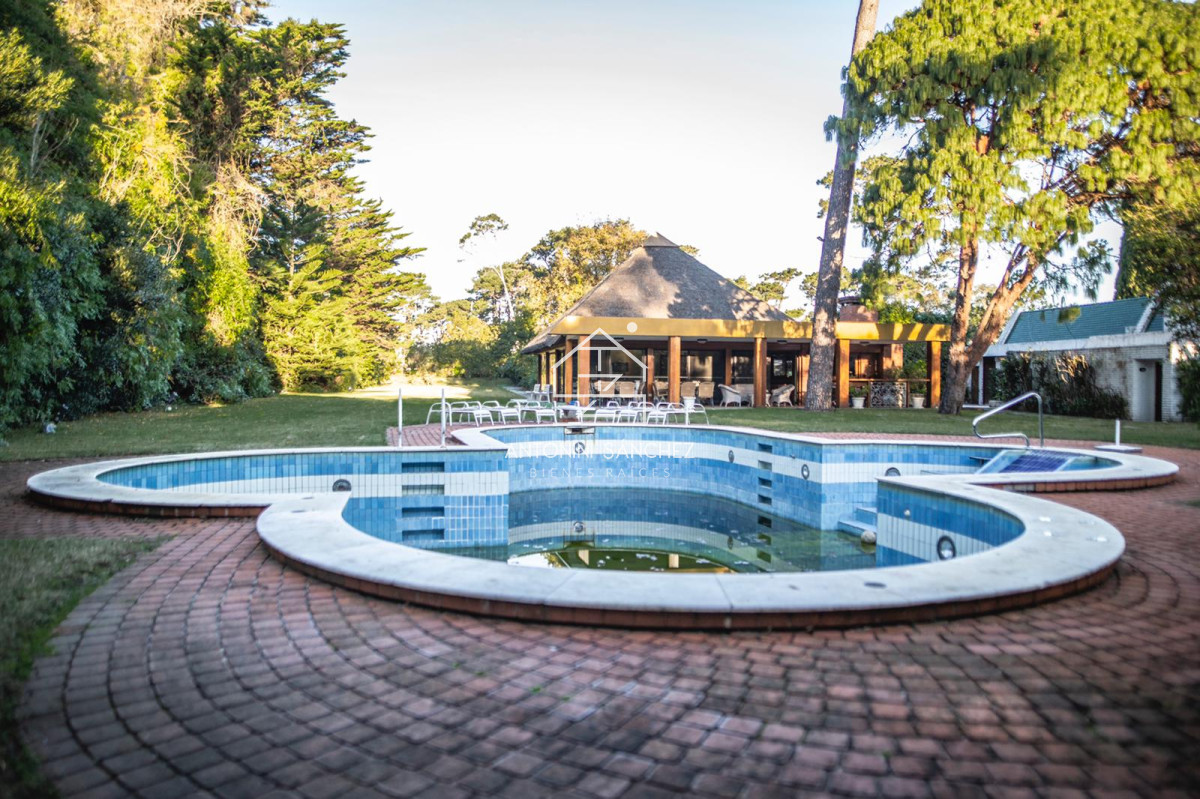Casa ID.4836 - Casa en venta de 6 dormitorios, playa mansa, Punta del este.