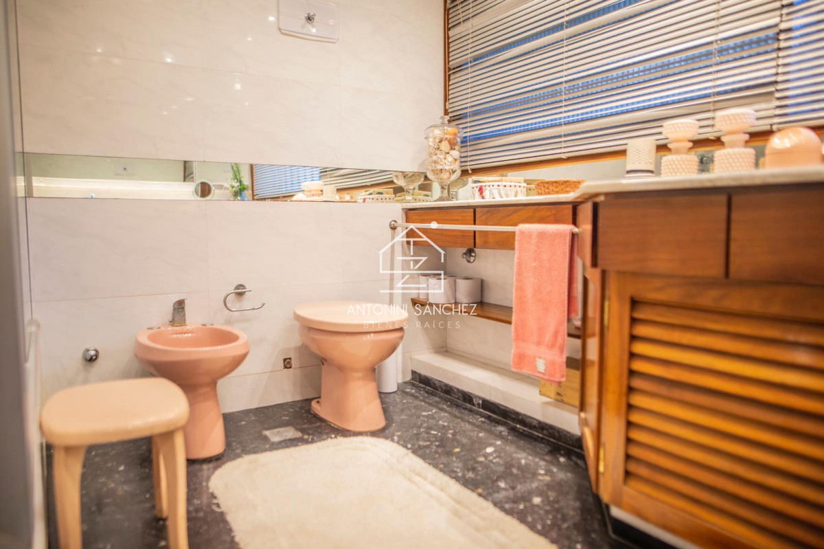 Casa ID.4836 - Casa en venta de 6 dormitorios, playa mansa, Punta del este.