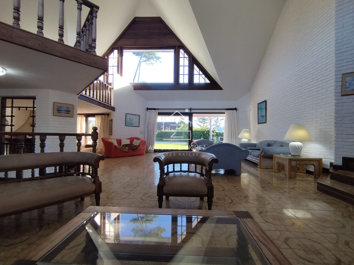 Casa ID.3357 - Casa en venta de 4 dormitorios en Punta del Este
