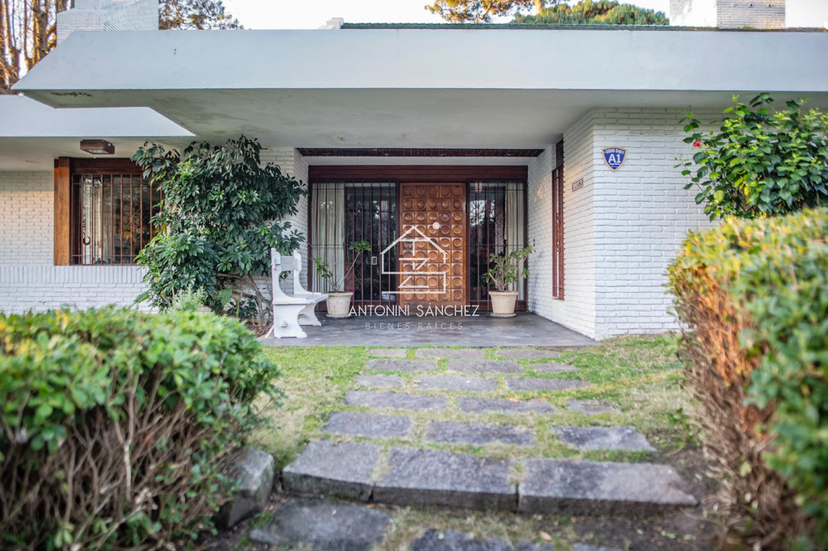 Casa ID.4836 - Casa en venta de 6 dormitorios, playa mansa, Punta del este.