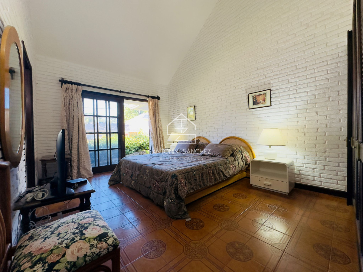 Casa ID.3357 - Casa en venta de 4 dormitorios en Punta del Este