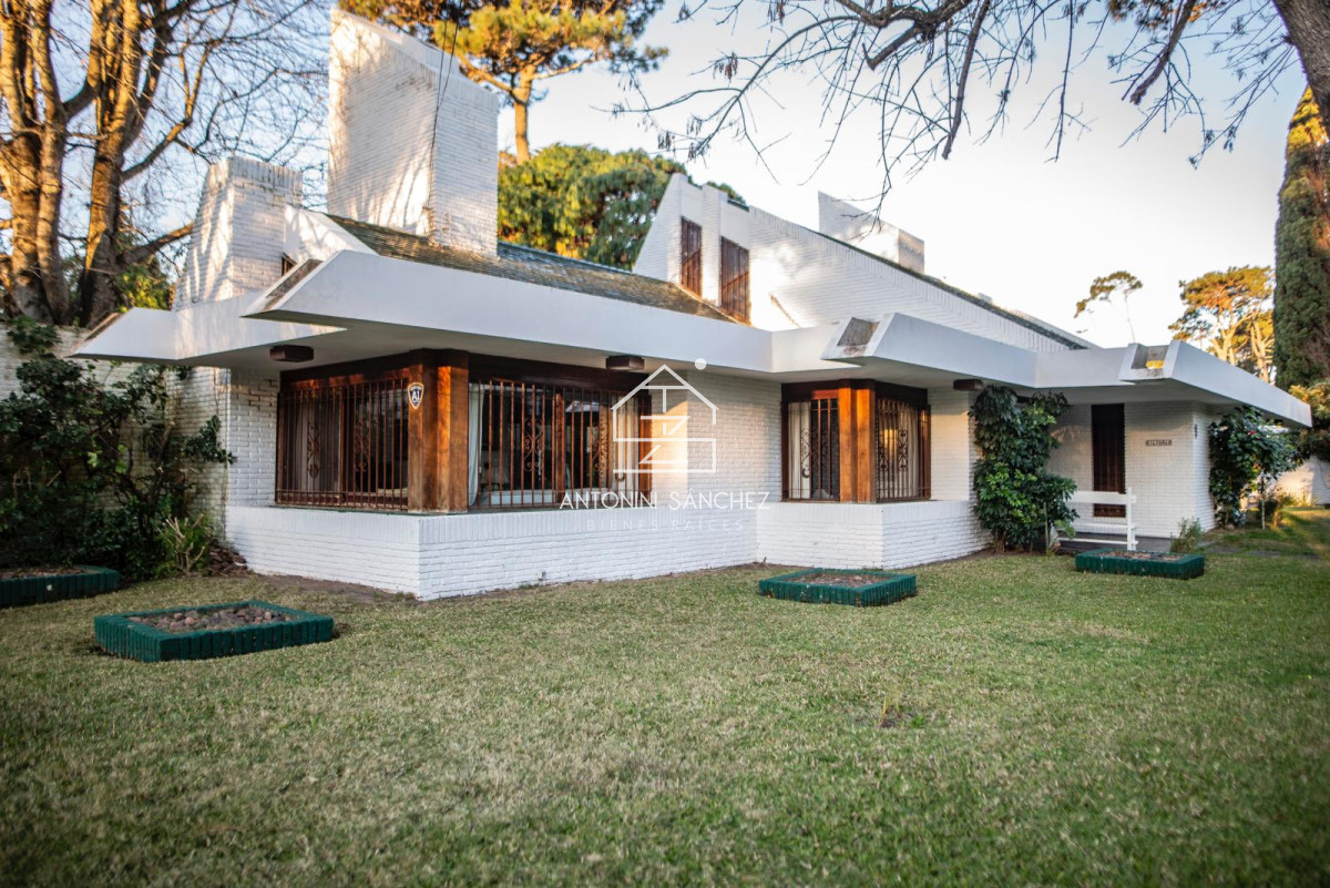 Casa ID.4836 - Casa en venta de 6 dormitorios, playa mansa, Punta del este.