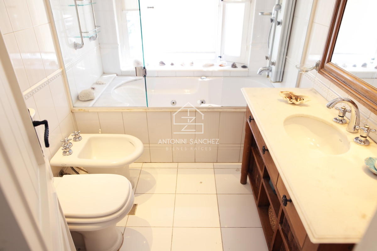 Casa ID.592 - Casa en venta, 4 dormitorios, 500 metros de la playa mansa.