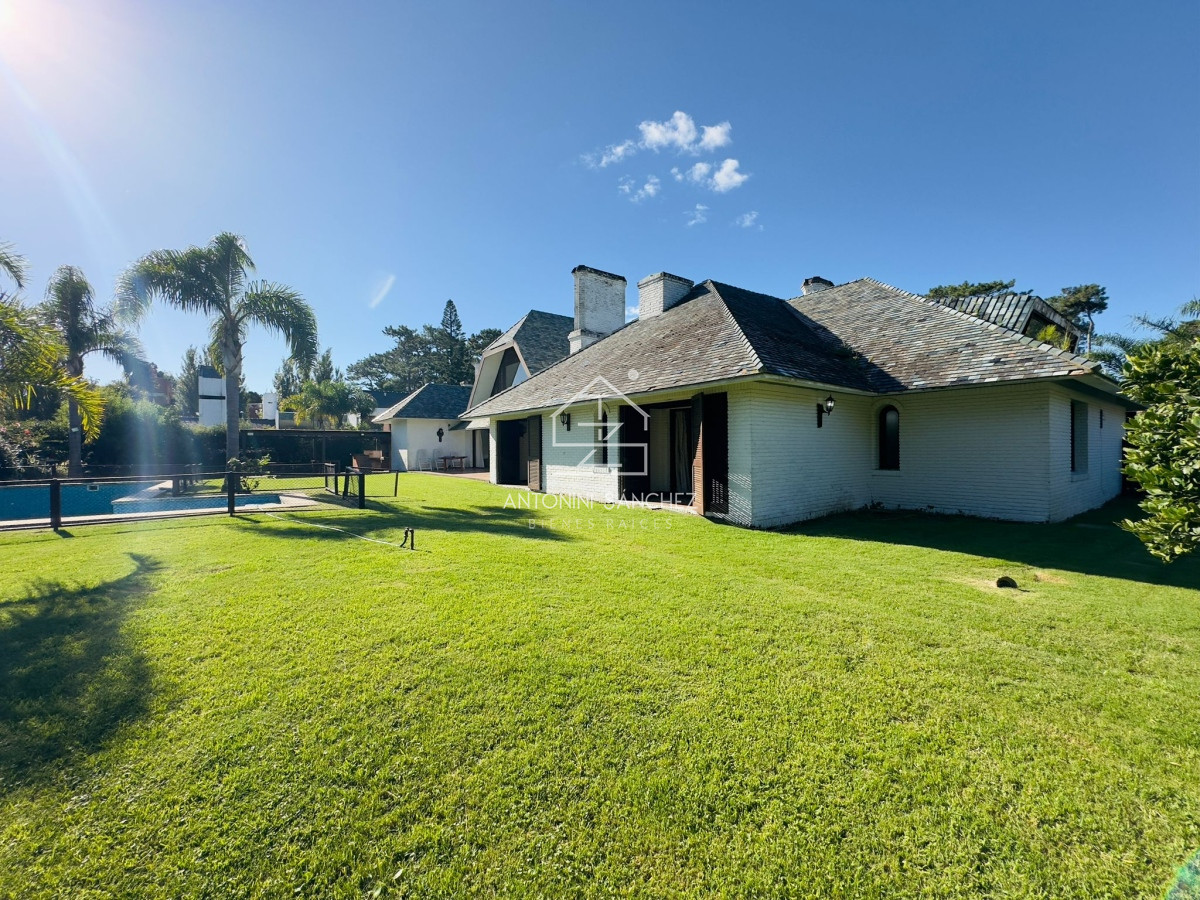 Casa ID.3357 - Casa en venta de 4 dormitorios en Punta del Este