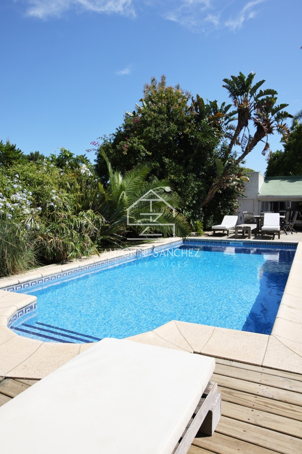 Casa ID.592 - Casa en venta, 4 dormitorios, 500 metros de la playa mansa.