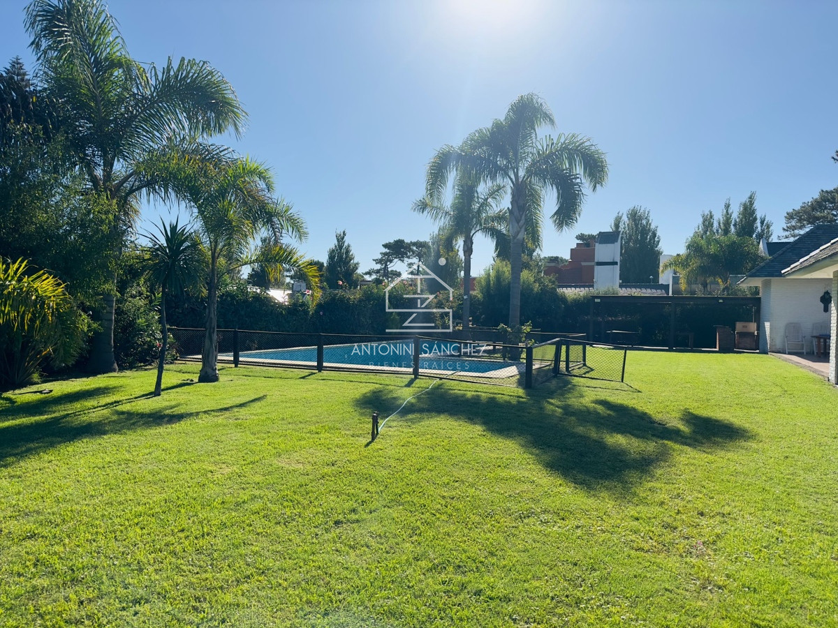 Casa ID.3357 - Casa en venta de 4 dormitorios en Punta del Este