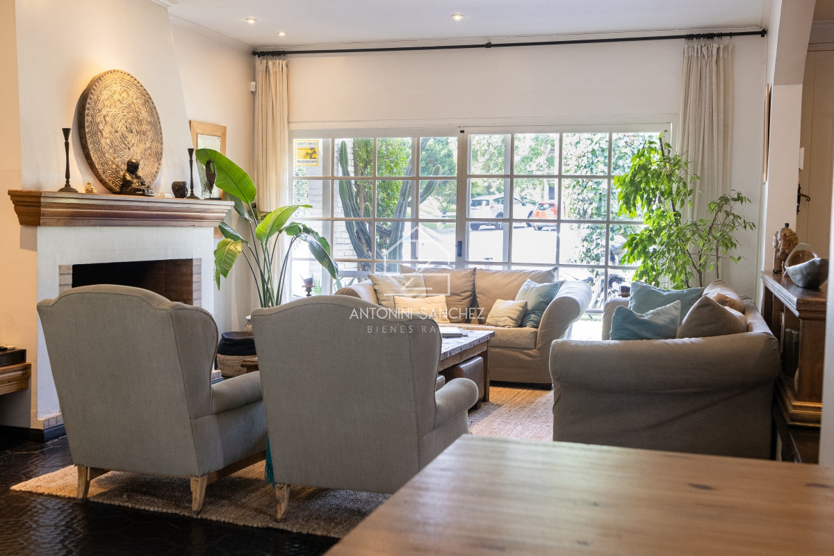 Casa ID.592 - Casa en venta, 4 dormitorios, 500 metros de la playa mansa.