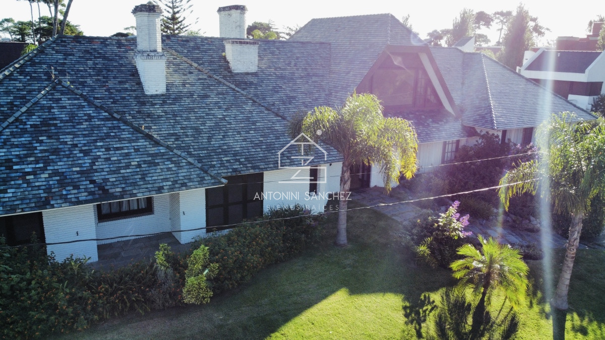 Casa ID.3357 - Casa en venta de 4 dormitorios en Punta del Este