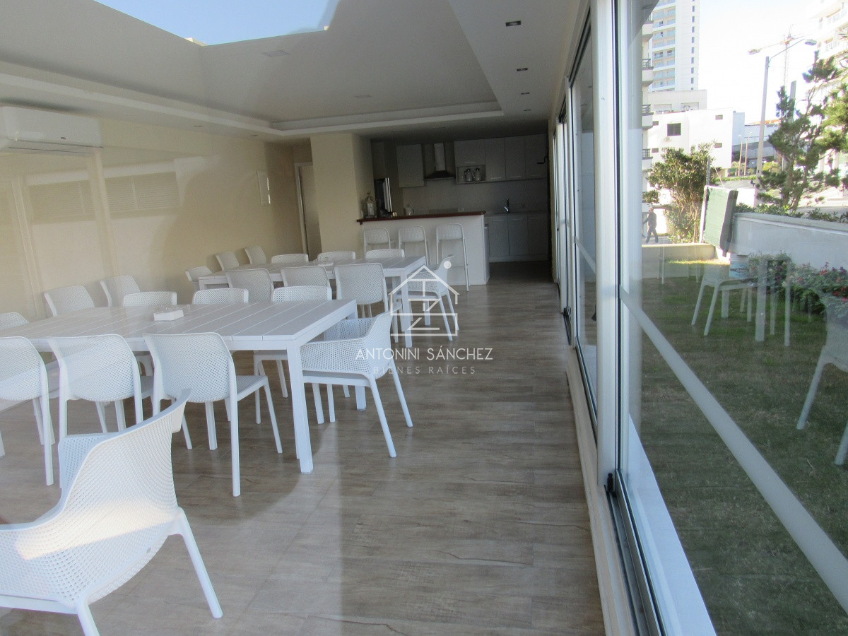 Apartamento ID.1446 - Hermoso apartamento, reciclado, primera linea playa mansa, 3 dormitorios, 1 suite.