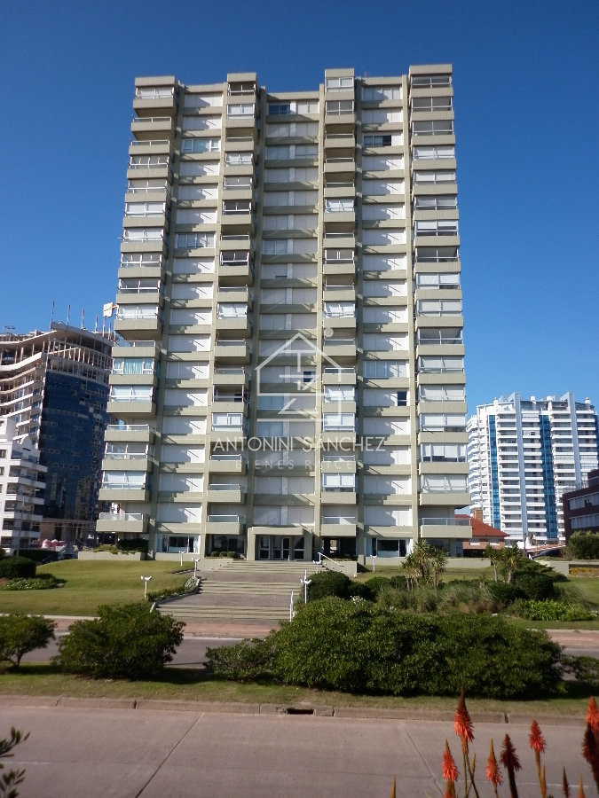 Apartamento ID.1446 - Hermoso apartamento, reciclado, primera linea playa mansa, 3 dormitorios, 1 suite.