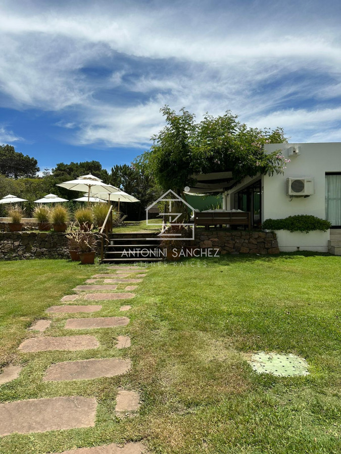 Apartamento ID.1255 - Apartamento en venta frente a playa brava.