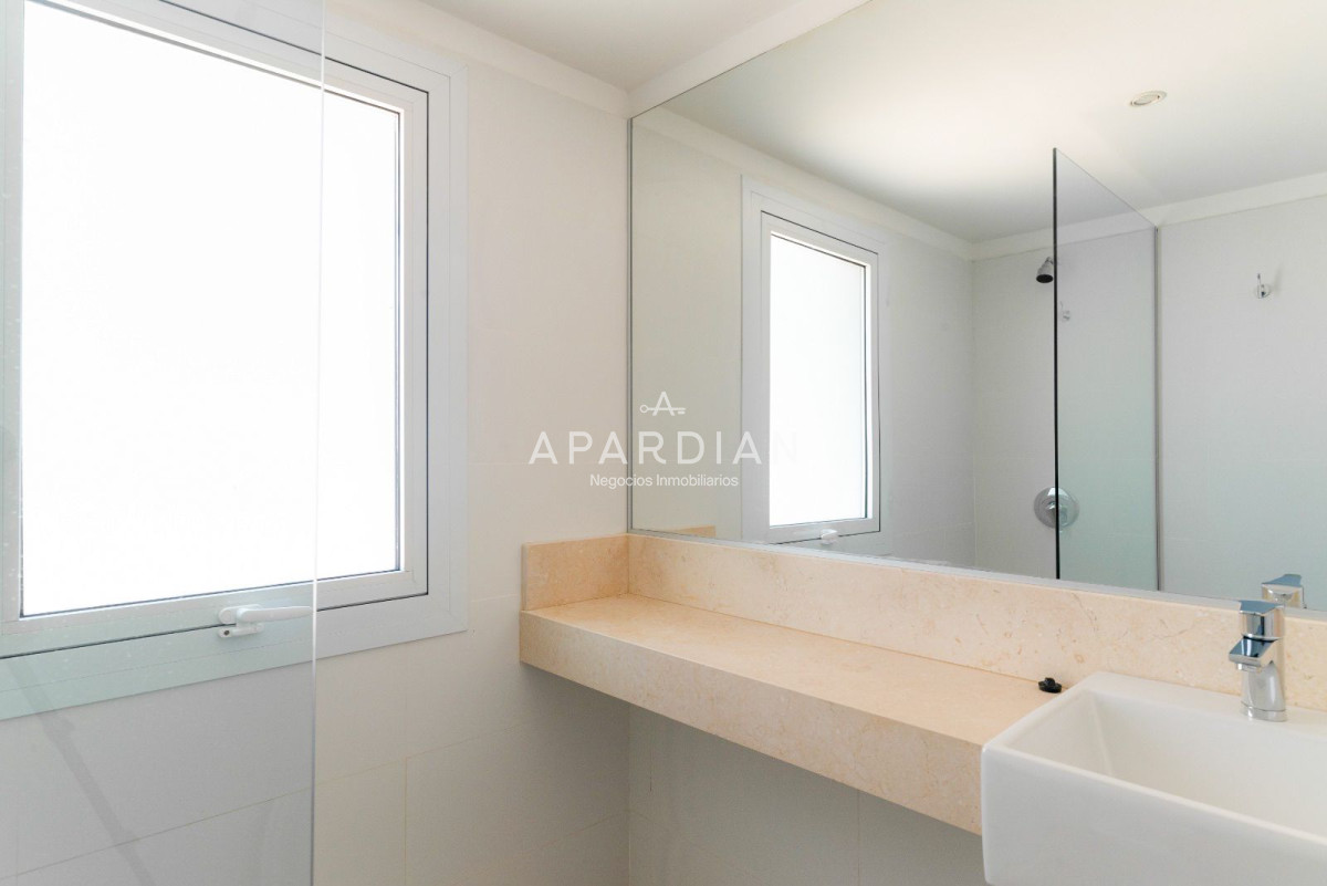 Apartamento ID.21097197 - Apartamento en venta, 3 suites. Edificio Horizonte. Playa Mansa, Punta del Este