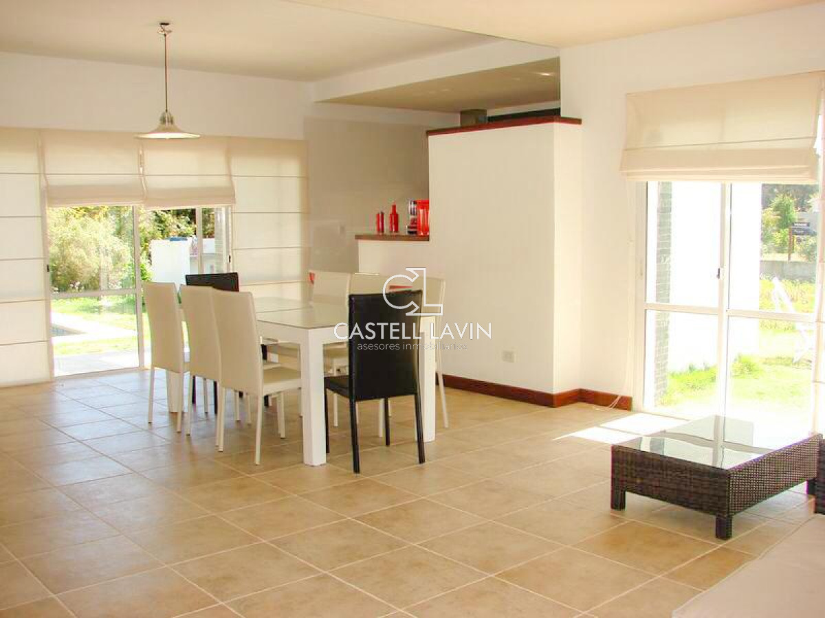 Casa ID.615 - Alquiler Temporal Casa 5 dormitorios con Piscina en Rincón del Indio, Playa Brava, Punta del Este.