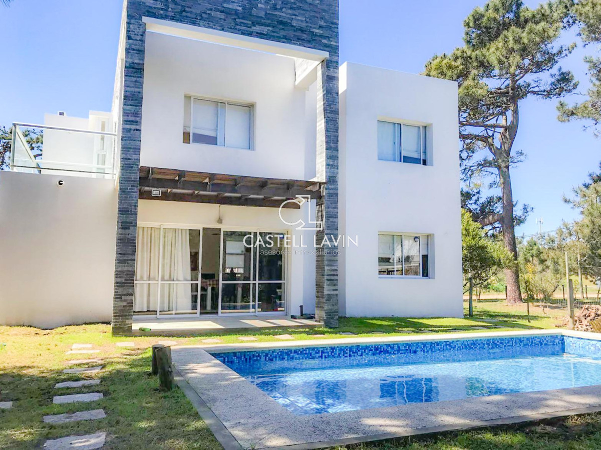 Casa ID.615 - Alquiler Temporal Casa 5 dormitorios con Piscina en Rincón del Indio, Playa Brava, Punta del Este.