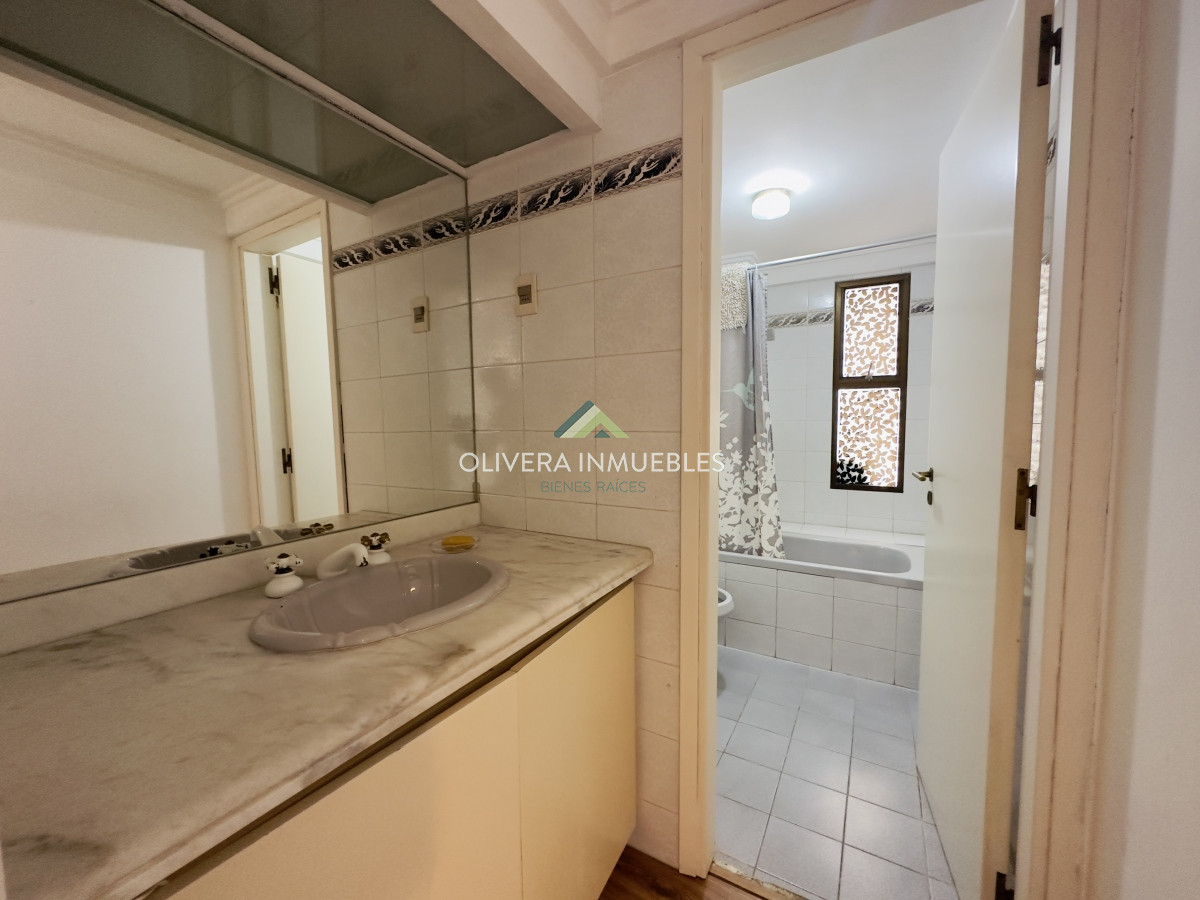 Apartamento ID.12507 - Apartamento en venta, 3 dormitorios, vista al mar, primera linea, playa mansa.
