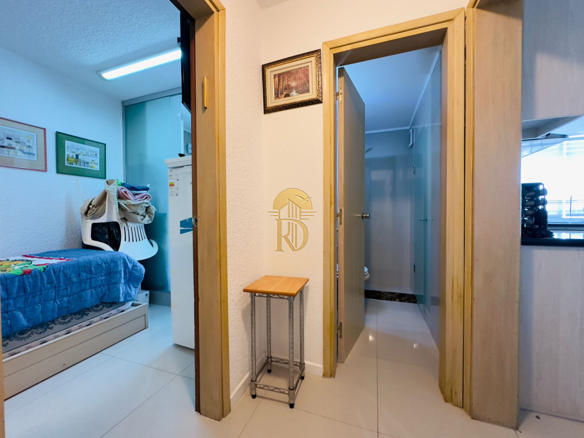 Apartamento reciclado, primera linea playa mansa, 3 dormitorios, 1 suite. -id-153-17
