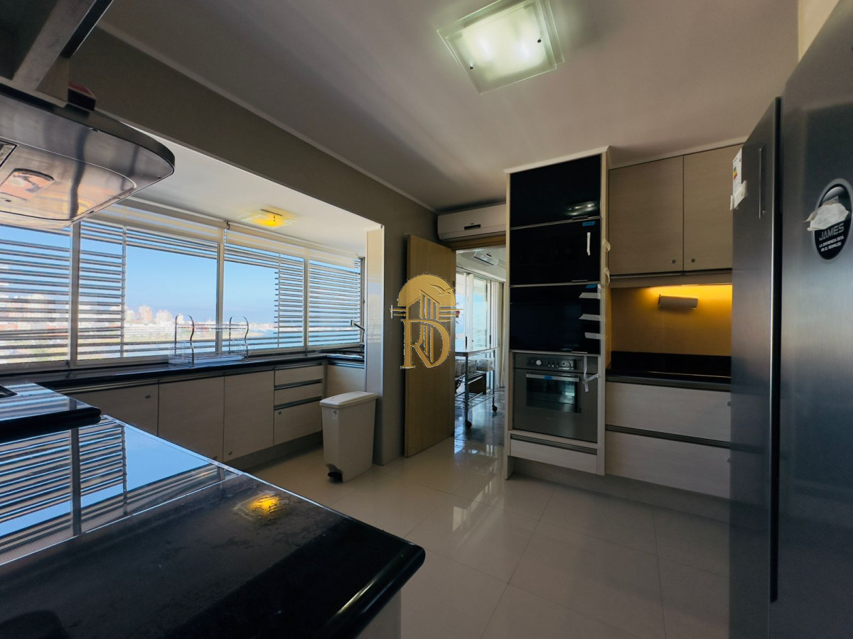 Apartamento reciclado, primera linea playa mansa, 3 dormitorios, 1 suite. -id-153-16