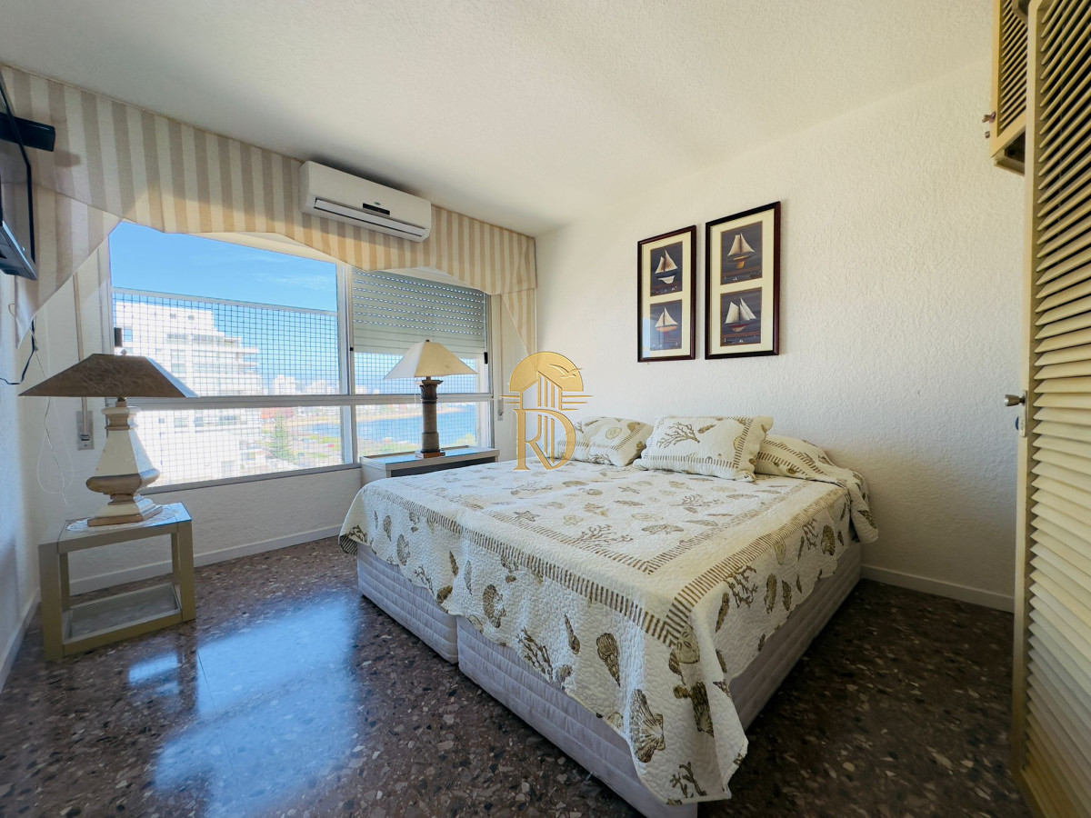 Apartamento reciclado, primera linea playa mansa, 3 dormitorios, 1 suite. -id-153-26
