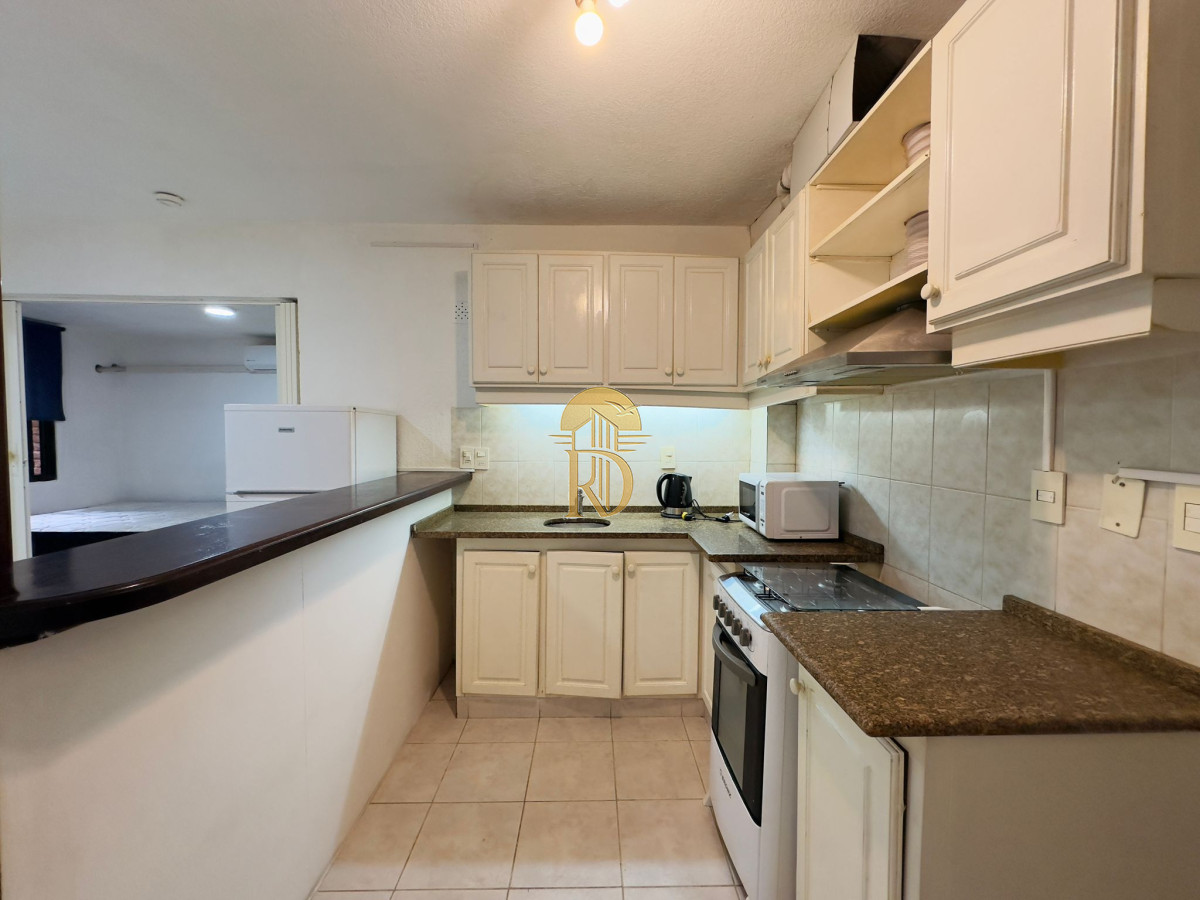 Apartamento en venta  y Alquiler Anual, Excelente ubicación, 1 dormitorio, garage. -id-487-1