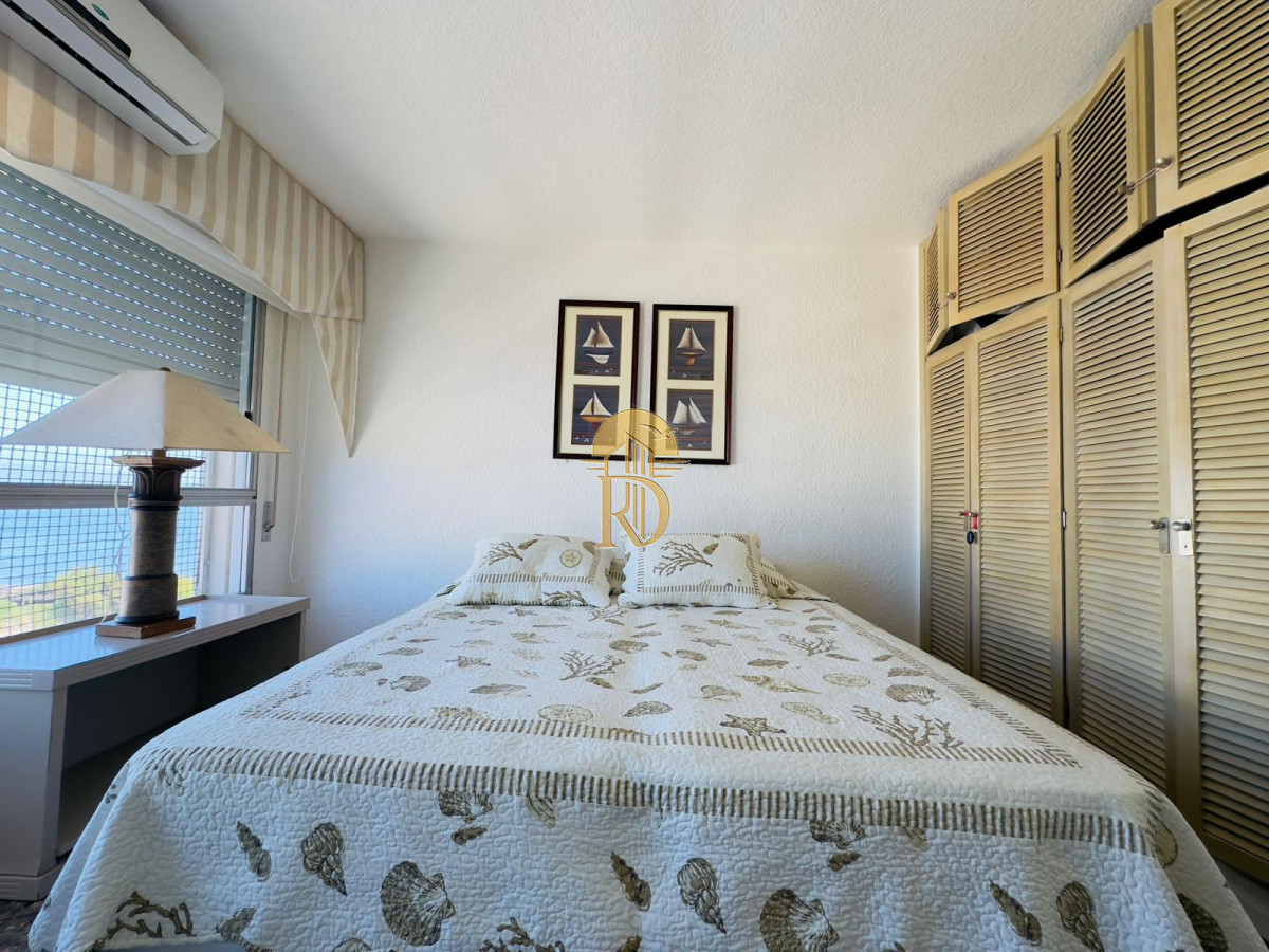 Apartamento reciclado, primera linea playa mansa, 3 dormitorios, 1 suite. -id-153-27