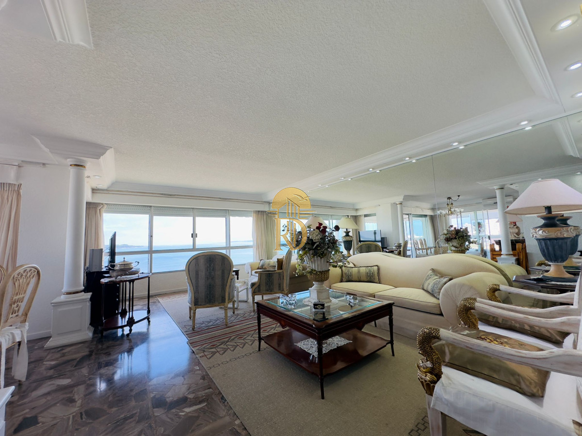 Apartamento reciclado, primera linea playa mansa, 3 dormitorios, 1 suite. -id-153