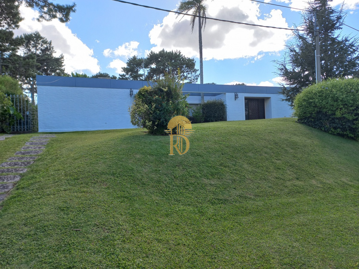 Casa en venta de 3 dormitorios y dependencia en Punta del Este -id-1127-4