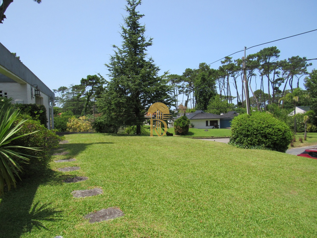 Casa en venta de 3 dormitorios y dependencia en Punta del Este -id-1127-7