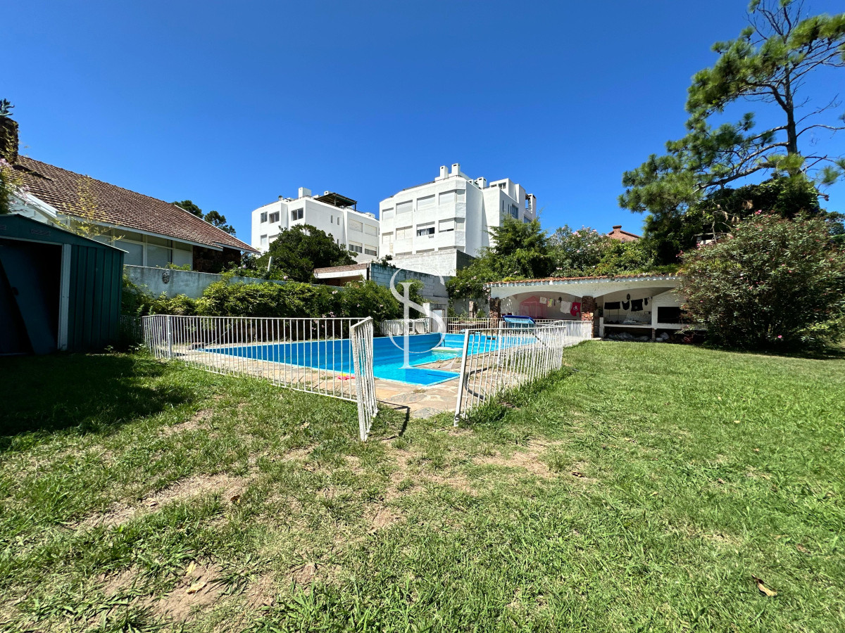Casa ID.158 - Casa de 4 dormitorios y dependencia de servicio en venta en Pinares