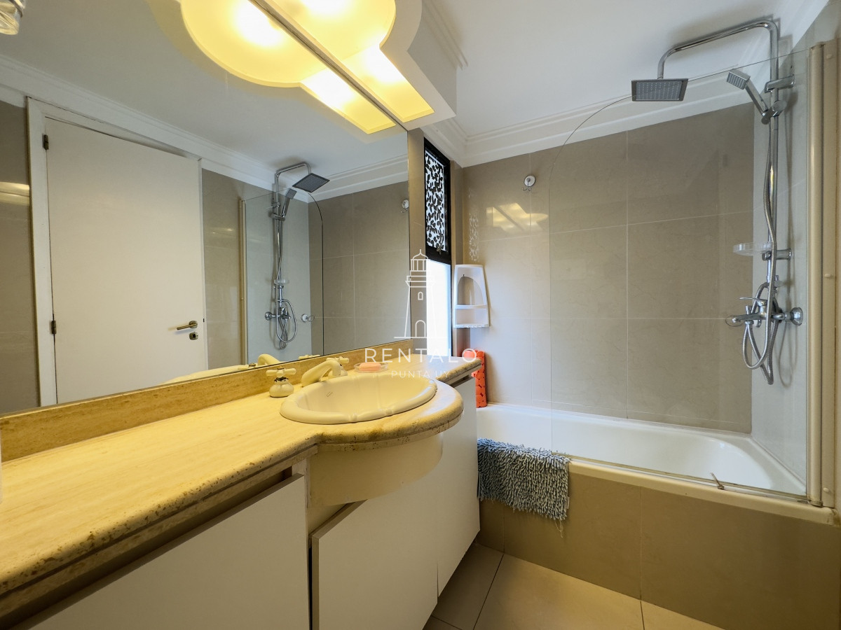 Apartamento ID.846 - Apartamento en venta de 3 dormitorios en Punta del este mansa con vista al mar 