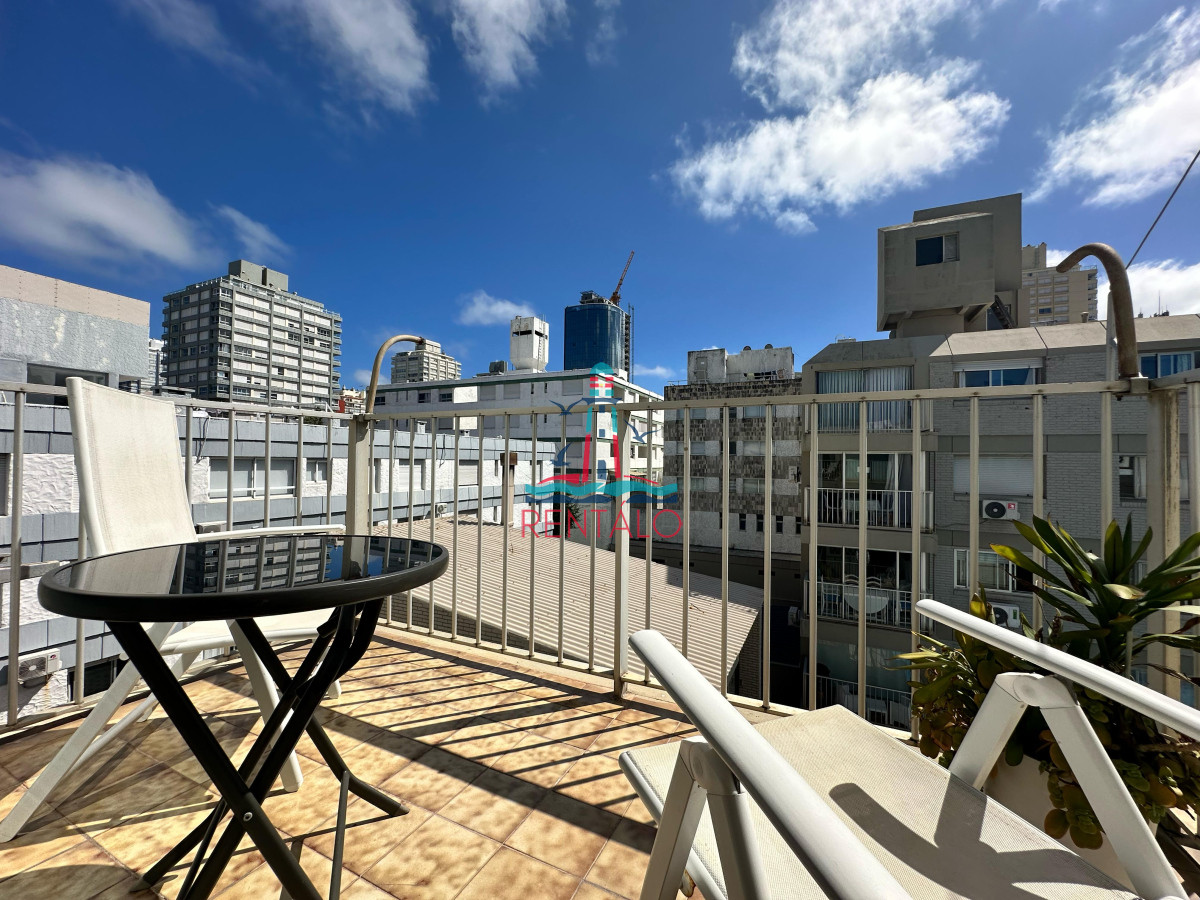Apartamento ID.337 - Apartamento en venta en Peninsula a 100 mts de la rambla - Reciclado - Edificio Club del Mar