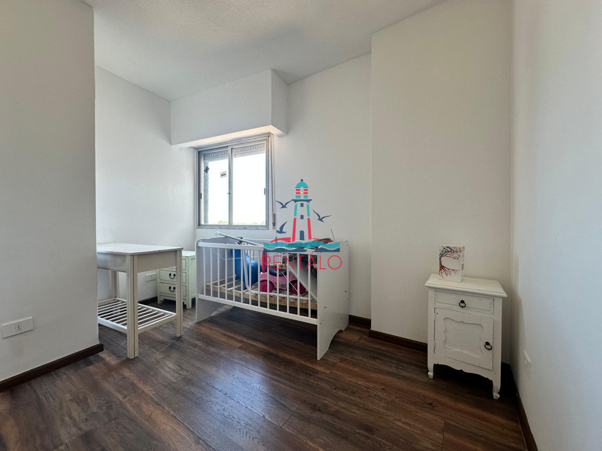 Apartamento ID.393 - Apartamento de dos dormitorios y dependencia de servicio en venta en Punta del Este