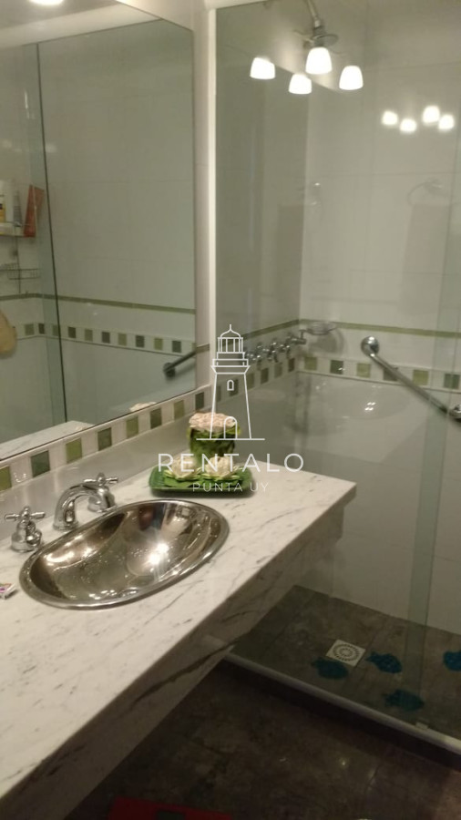 Apartamento ID.824 -  Apartamento de dos dormitorios en venta y alquiler frente al mar Punta del Este
