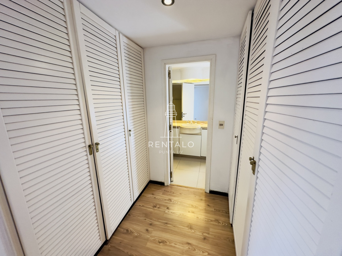 Apartamento ID.846 - Apartamento en venta de 3 dormitorios en Punta del este mansa con vista al mar 