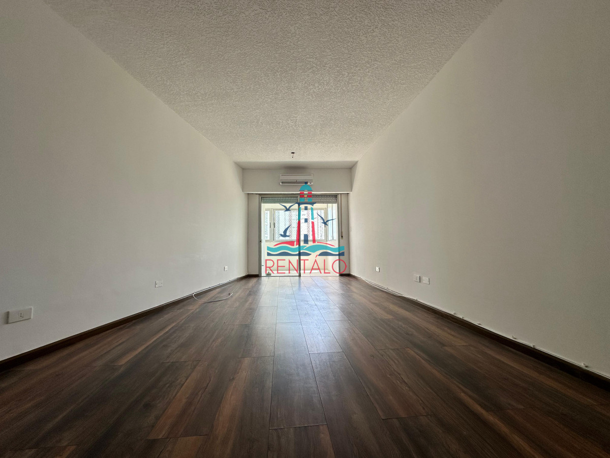 Apartamento ID.393 - Apartamento de dos dormitorios y dependencia de servicio en venta en Punta del Este