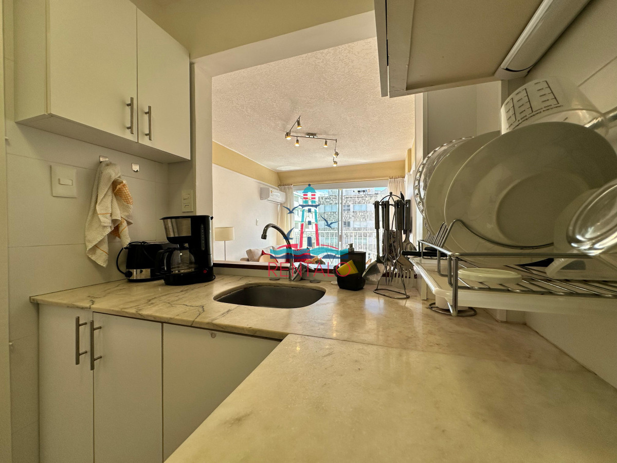 Apartamento ID.337 - Apartamento en venta en Peninsula a 100 mts de la rambla - Reciclado - Edificio Club del Mar