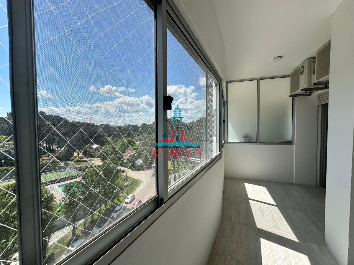 Apartamento ID.393 - Apartamento de dos dormitorios y dependencia de servicio en venta en Punta del Este