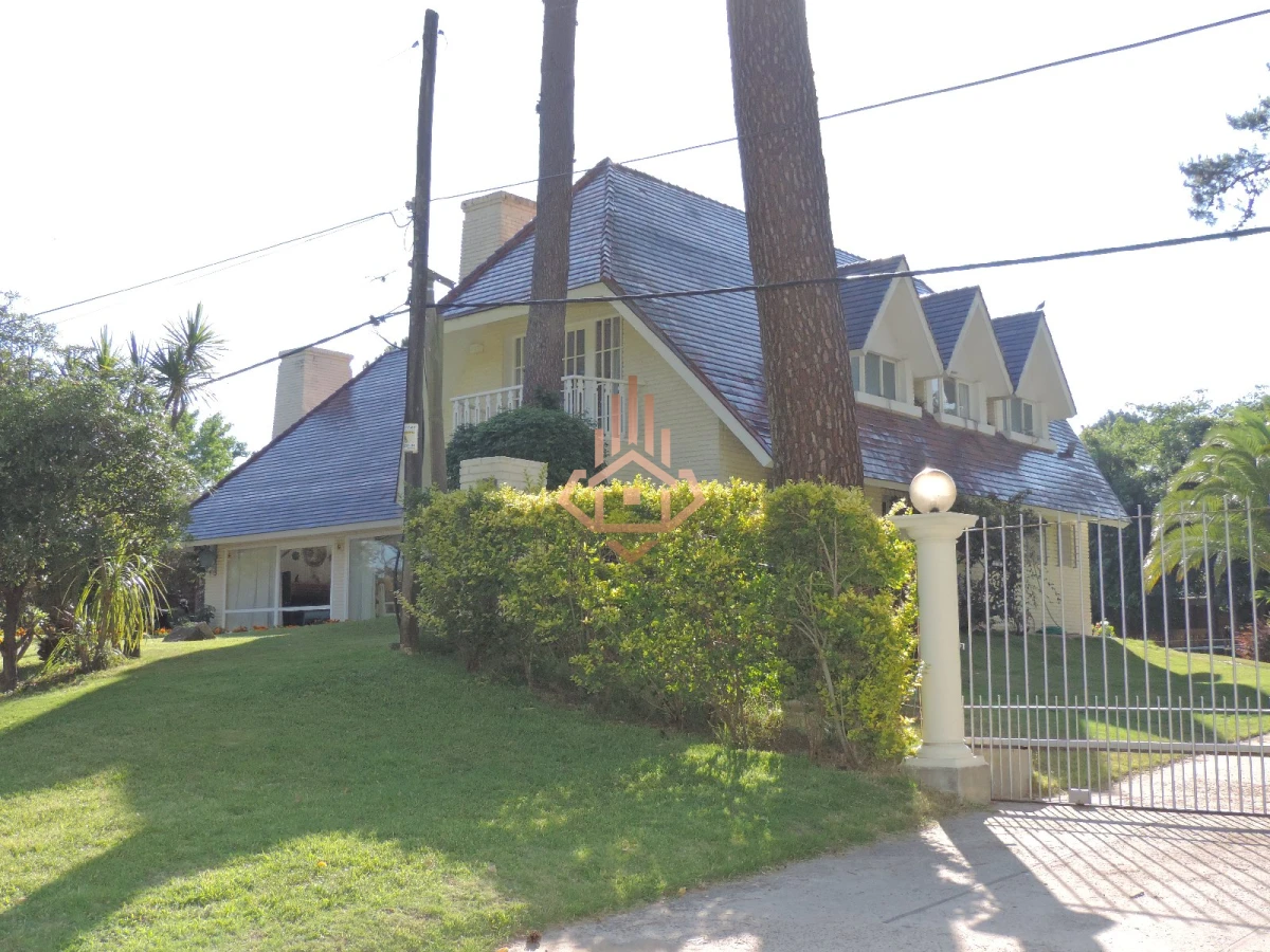 Vendo Casa de 5 Dormitorios en Punta del Este