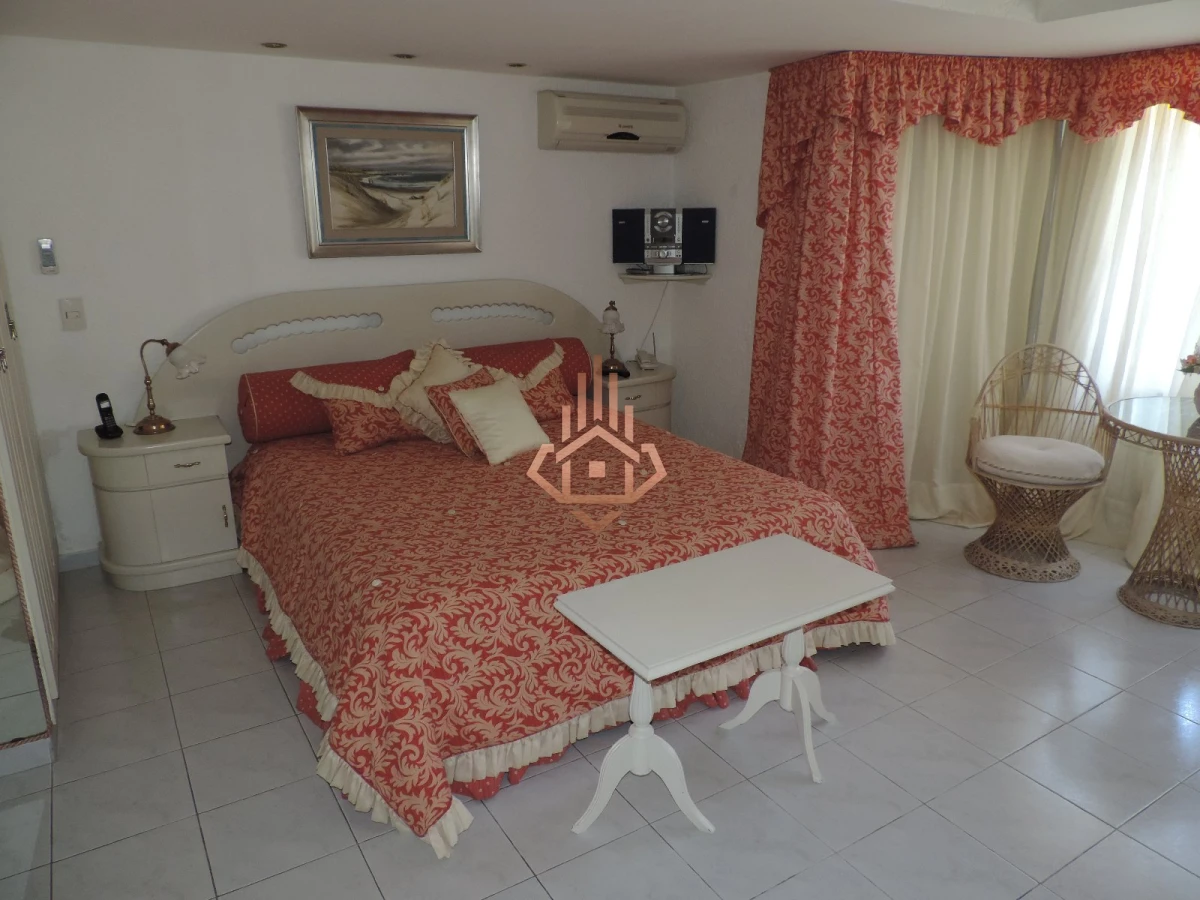 Vendo Casa de 5 Dormitorios en Punta del Este