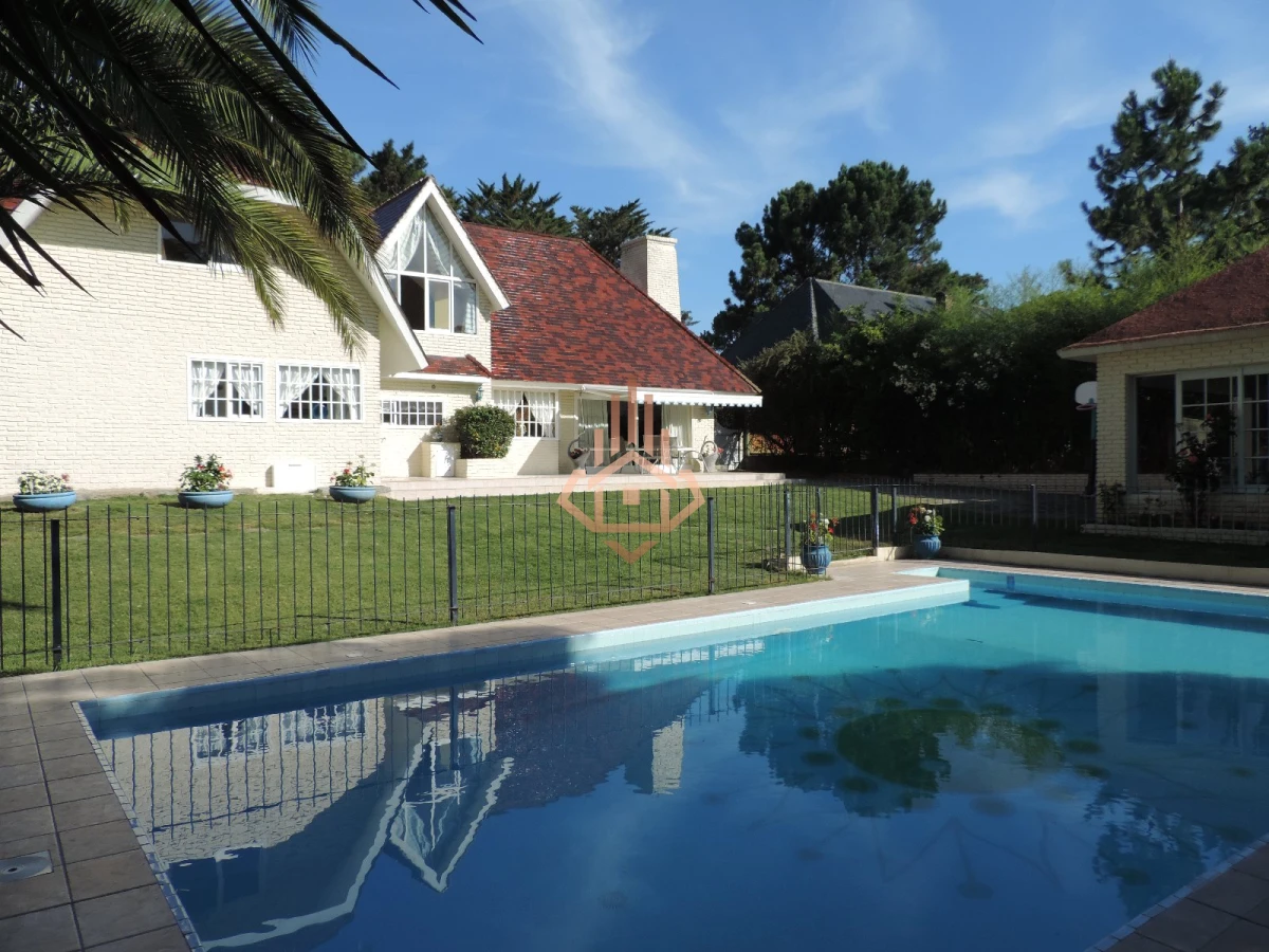 Vendo Casa de 5 Dormitorios en Punta del Este