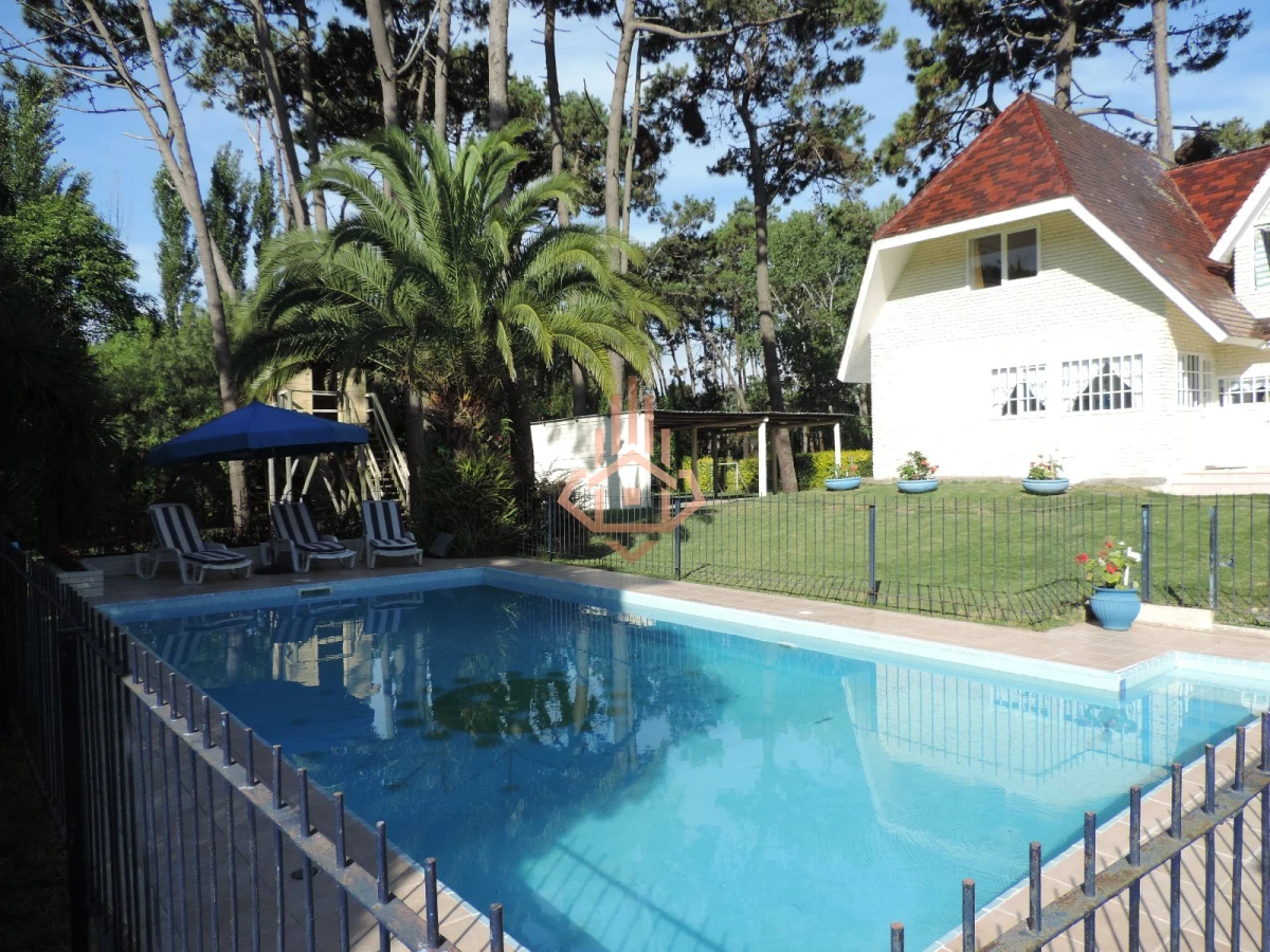 Vendo Casa de 5 Dormitorios en Punta del Este